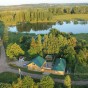 Вид на озеро и коттеджи №3 и №4 в Шаробыках